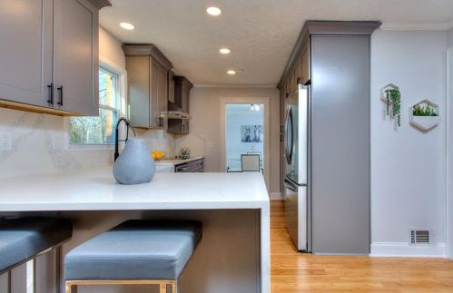1750 Mountain Gln, Stone Mountain, GA 30087-1727