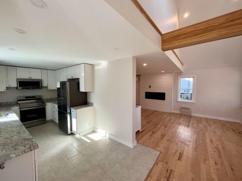 18 Wentworth Ter, Dover, NH 03820-4626