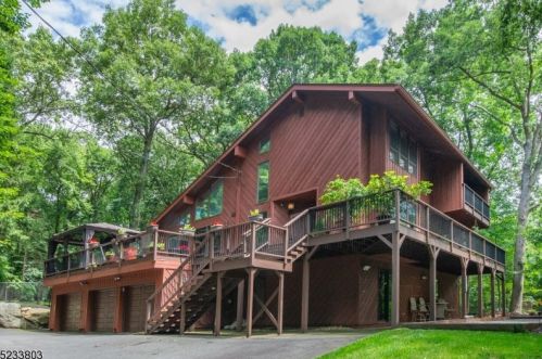 27 Round Hill Rd, Kinnelon, NJ 07405-3218