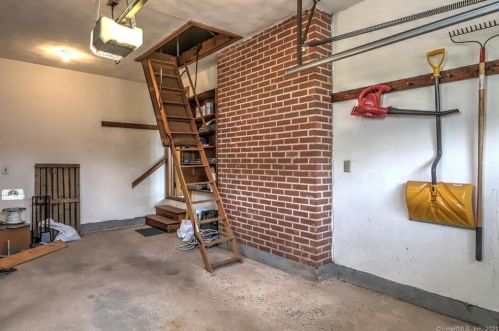 91 Wrinn St, Wallingford CT  06492-3141 exterior