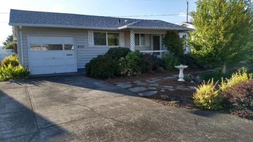 1487 Walton Way, Woodburn OR  97071-2625 exterior