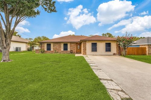804 Dogwood Dr, Cedar Hill, TX 75104-2104