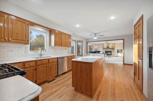 3804 Celeste Ln, Naperville, IL 60564-3104