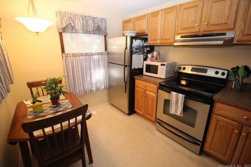67 Heather Rdg, Huntington CT  06484-4641 exterior