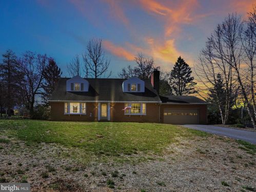 828 Hillaire Rd, Lancaster, PA 17601-2261