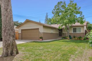 1607 L St, Davis, CA 95616-1205