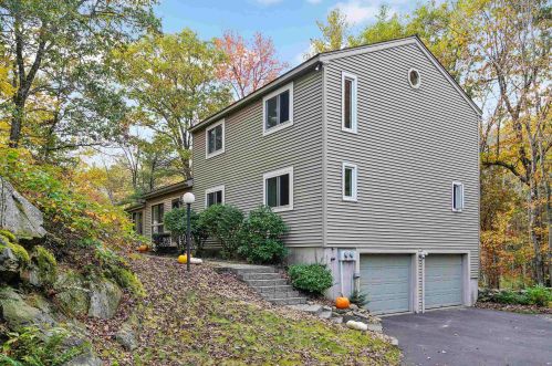 8 Windsor Blvd, Londonderry NH  03053-3662 exterior