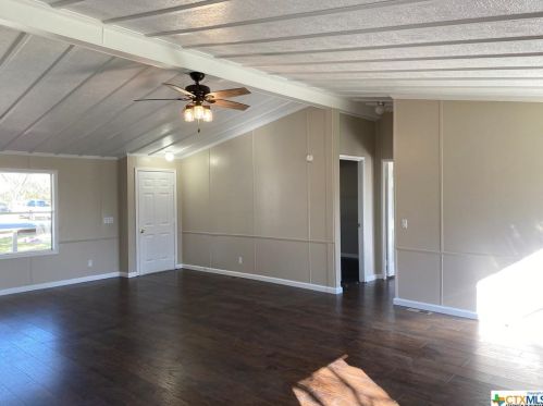 401 Troell St, Seguin TX 78155-7241 exterior