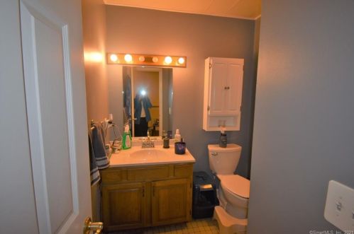 19 Commodore Cmns, Derby CT  06418-2149 exterior