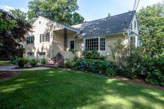 23 Knob Hill Dr, Summit, NJ 07901-3024