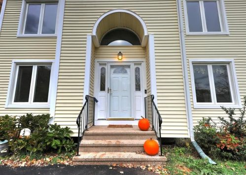 24 Spring Brook Dr, Middletown, CT 06457-2173