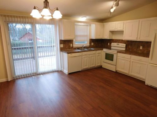 18 Ennis Pl, Warwick, RI 02888-1304