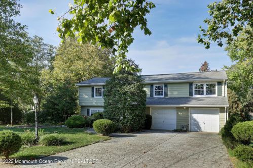 33 Turnberry Dr, Lincroft, NJ 07738-1224