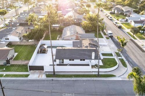 8212 Munster Dr, Huntington Beach CA  92646-5025 exterior