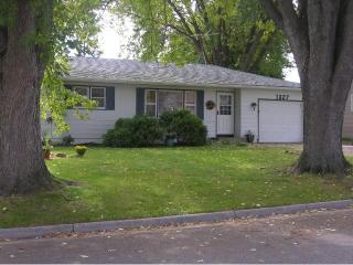 1327 17th St, Hastings, MN 55033-3208