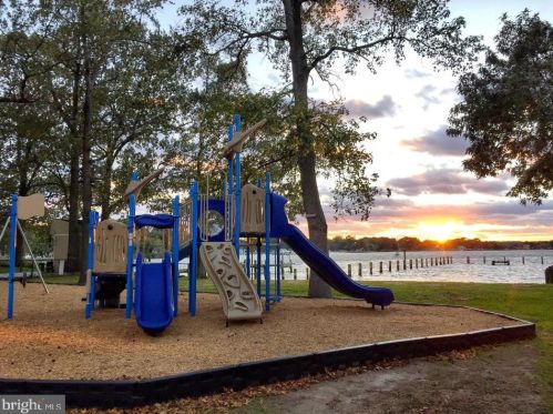 4933 Aspen St, Shady Side MD  20764-9667 exterior