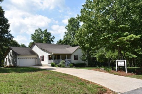 65 Yonah Breeze Ln, Cleveland, GA 30528-2596