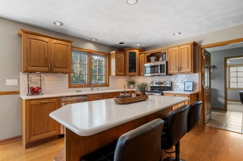 1017 Devonshire Dr, Sycamore, IL 60178-3227