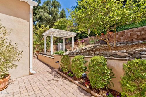 1438 Opechee Way, Glendale CA  91208-1962 exterior