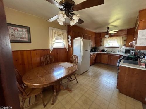 116 8th Ave, Manville, NJ 08835-1250