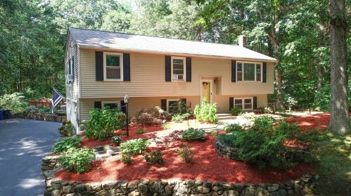 1 Donna Dr, Derry, NH 03038-5741