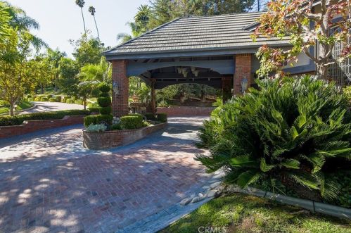 950 Cloverview Dr, Glendora, CA 91741-1975