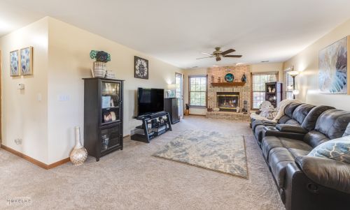 143 Mclaren Dr, Sycamore IL  60178-2256 exterior