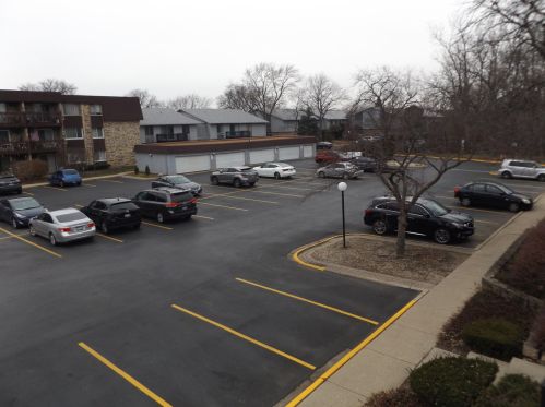 934 Old Willow Rd, Wheeling IL  60070-2435 exterior