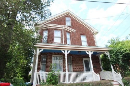 2 Russell Ave, Middletown, RI 02840-1724