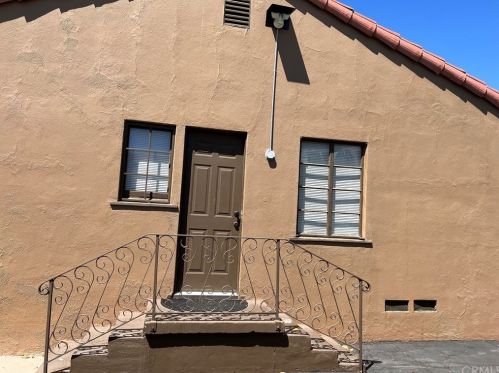 5842 Magnolia Ave, Riverside CA  92506-1827 exterior