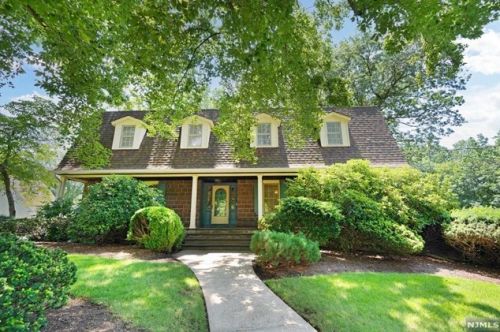824 Norgate Dr, Ridgewood, NJ 07450-2116