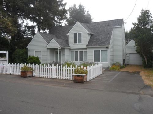 195 Maple St, Waldport, OR 97394-3040