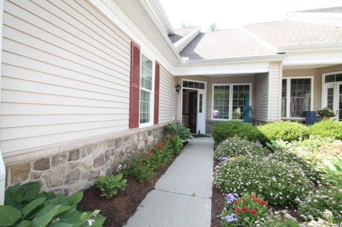 18 Watkins Dr, Sandy Hook, CT 06482-1367
