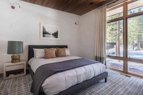 8343 Thunderbird Cir, Truckee CA  96161-4324 exterior