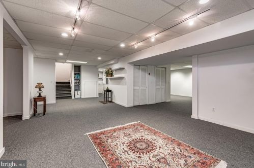 8 Tomlyn Dr, Princeton NJ  08540-4316 exterior