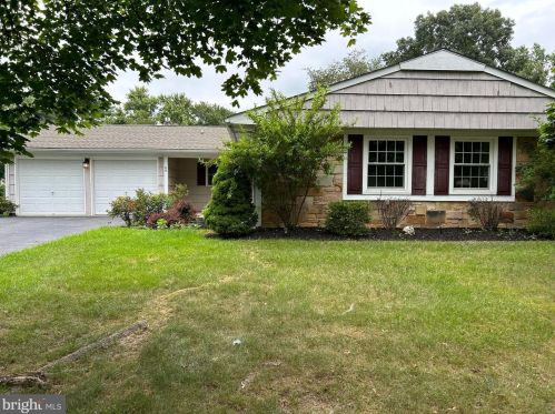 60 Glover Ln, Willingboro, NJ 08046-3220