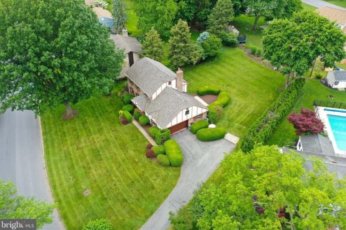 1343 Country Club Dr, Lancaster PA  17601-5209 exterior