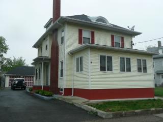 39 Grove St, Pawtucket, RI 02860-3202
