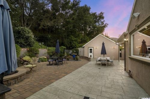 1048 Eilinita Ave, Glendale CA  91208-1130 exterior
