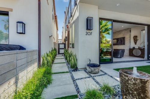 207 1st St, Seal Beach, CA 90740-6660