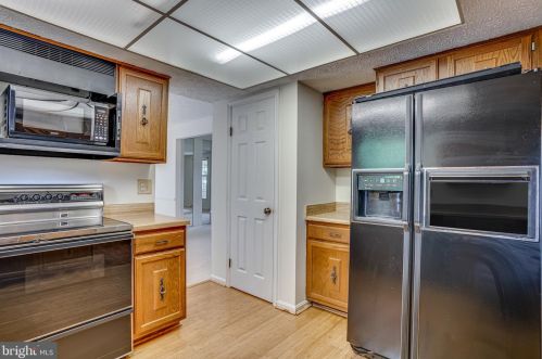 6315 Falling Brk Dr, Springfield VA  22015-4033 exterior