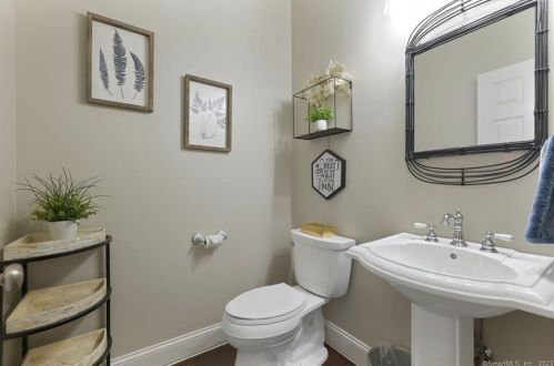 42 Vintage Ln, Wapping CT  06074-1616 exterior