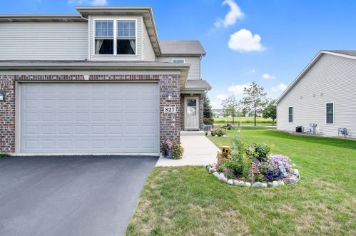 827 Karen Dr, Pingree Grove, IL 60140-8284