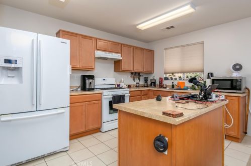 43113 Homestead St, Lancaster CA  93535-4837 exterior