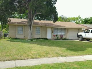 2001 Oakhurst Dr, Irving TX  75061-2547 exterior