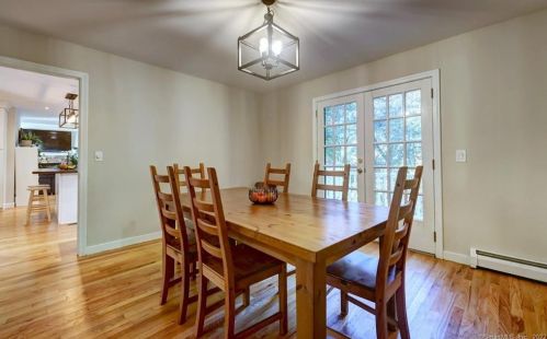 8 Captains Watch, Huntington CT  06484-5914 exterior