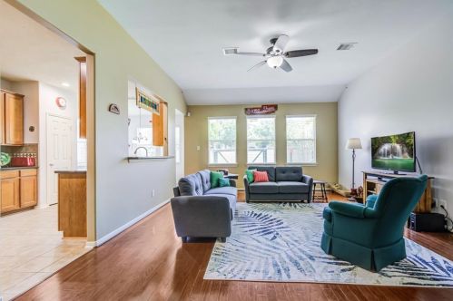 2533 Laughing Gull Cir, Taylor Lake Village, TX 77586-5512