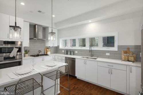 1742 Hope St, Philadelphia, PA 19122-0032