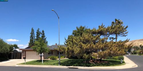 5189 Jomar Dr, Concord CA  94521-2339 exterior