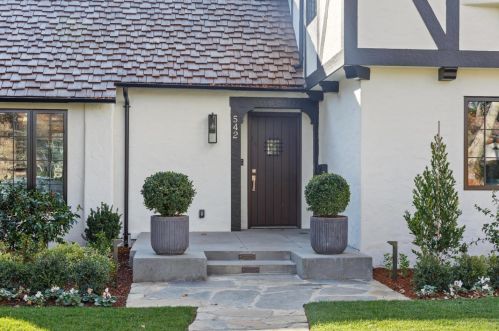 542 Center Dr, Palo Alto, CA 94301-3101